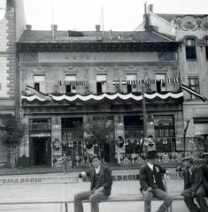 Románia,Erdély, Marosvásárhely, Rózsák tere (Piata Trandafirilor, ekkor Széchenyi tér), szemben a Hungária kávéház., 1940, Tordai György, Fortepan #233203