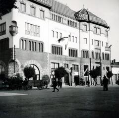 Románia,Erdély, Marosvásárhely, Rózsák tere (Piata Trandafirilor, ekkor Széchenyi tér), Kultúrpalota., 1940, Tordai György, Fortepan #233204