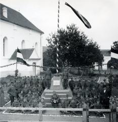 Románia,Erdély, Homoródszentpál, az unitárius templom kertje, a felvétel az országzászló avatásakor, a magyar csapatok bevonulása idején készült., 1940, Tordai György, Fortepan #233224