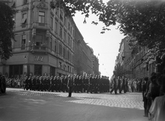 Magyarország, Budapest I., Alagút utca és Attila út kereszteződése a Vérmező felé nézve (balra a sarokház az Alagút utca 3.)., 1939, Fortepan/Album002, pilóta, katonaság, neonreklám, rendőr, MKHL, magyar légierő, gázművek, Budapest, Fortepan #23323