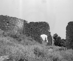 Magyarország, Sümeg, Vár és szemben a ferences templom tornya., 1950, Építész, rom, várrom, vár, Fortepan #23354