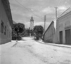 Magyarország, Sümeg, Szent István tér a Kossuth Lajos utca felől, szemben a ferences templom., 1950, Építész, templom, utcakép, közkút, Fortepan #23359