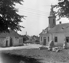 Magyarország, Sümeg, Urunk Mennybemenetele templom előtt készült a felvétel. Balra a Ramassetter utca, szemben a Cseh László utca, jobbra a Széchenyi György utca., 1950, Építész, templom, utcakép, Fortepan #23373