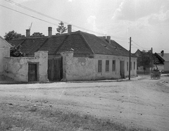 Magyarország, Sümeg, a Ramassetter utca és Magyar Ferenc utca találkozásánál álló ház, az Urunk Mennybemenetele templom elöl nézve., 1950, Építész, lovaskocsi, utcakép, fogat, Fortepan #23382