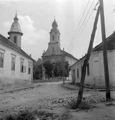 Magyarország, Sümeg, Urunk Mennybemenetele templom, a Cseh László utca és Magyar Ferenc utca találkozásától nézve., 1950, Építész, templom, utcakép, Fortepan #23389