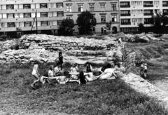 Hungary, Óbuda, Budapest III., katonavárosi amfiteátrum, háttérben a Viador utca házsora., 1976, Gödi Digitális Fotóarchívum, amphitheater, Budapest, Fortepan #234148