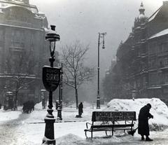 1936, Gödi Digitális Fotóarchívum, bench, winter, snow, ad, lamp post, billboard, broom, tombstone, street view, Fortepan #234182