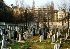 Hungary, Budapest XII., Csörsz utca, ortodox zsidó temető, háttérben a Böszörményi út melletti épületek láthatók., 1985, Hegyvidéki Helytörténeti Gyűjtemény, Budapest, cemetery, colorful, Fortepan #234382