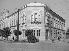 Magyarország, Makó, régi városháza., 1951, Építész, utcabútor, utcakép, életkép, pad, vörös csillag, talicska, Fortepan #23445