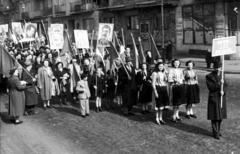 Magyarország, Budapest I., Attila út 81-es számú ház, felvonulás résztvevői a Mikó utca sarkán álló ház előtt., 1955, Hegyvidéki Helytörténeti Gyűjtemény, transzparens, felvonulás, népviselet, Budapest, Sztálin ábrázolás, Fortepan #234457