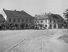 Magyarország, Makó, Széchenyi tér, szemben a Posta utca - Szegedi utca sarok., 1951, Építész, kerékpár, plakát, pártház, utcakép, életkép, hirdetőoszlop, vörös csillag, kockakő, Fortepan #23446