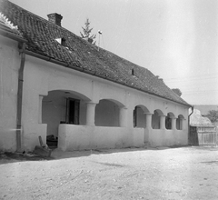 Magyarország, Vasvár, Vasúti utca 10., 1952, Építész, udvar, tornác, parasztház, Fortepan #23460