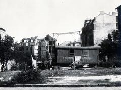 Magyarország, Budapest XII., Királyhágó tér, háttérben a lerombolt épület a Böszörményi út mellett, a Királyhágó utca és az Ugocsa utca között áll., 1946, Hegyvidéki Helytörténeti Gyűjtemény, Budapest, Fortepan #234692