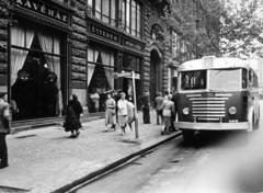 Magyarország, Budapest V., Szabad sajtó út, a déli Klotild palota a Ferenciek tere (Felszabadulás tér) felől. Háttérben a lerombolt Erzsébet híd pesti hídfőjének kapuzata., 1961, Hegyvidéki Helytörténeti Gyűjtemény, autóbusz, kávéház, Budapest, Ikarus 60, Fortepan #234744