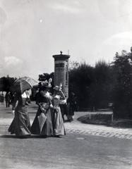 1908, Hegyvidéki Helytörténeti Gyűjtemény, sunshades, ad pillar, lady, women, hat, walk, Fortepan #234775