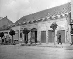 Magyarország, Vasvár, üzletsor a városközpontban., 1952, Építész, cégtábla, utcakép, benzinkút, akácfa, jelmondat, Fortepan #23480