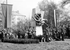 Magyarország, Budapest XII., a Csörsz utca és a Hegyalja út közötti park. Ünnepség, koszorúzás a Szabadság-emlékműnél, (Kiss Kovács Gyula szobrászművész alkotása 1972.)., 1972, Hegyvidéki Helytörténeti Gyűjtemény, Budapest, Fortepan #234807