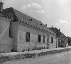 Magyarország, Vasvár, Alkotmány utca 19. Ispita., 1952, Építész, utcakép, feszület, Fortepan #23489