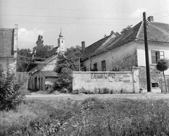 Magyarország, Vasvár, Alkotmány utca. Szemben a temetői kápolna., 1952, Építész, utcakép, villanyoszlop, kápolna, Fortepan #23490