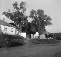 Magyarország, Vasvár, Kossuth Lajos utca 10. Béke ház, itt írták alá a vasvári békét., 1952, Építész, kút, kapu, kerekeskút, béke, Fortepan #23507