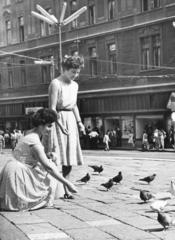 Hungary, Pécs, Széchenyi tér, a háttérben a Városháza épületének Király (Kossuth Lajos) utcai oldala, az épület földszintjén az Állami Áruház (később Centrum Áruház)., 1958, Fejér Csaba-Kindert Piroska, Fortepan #235208