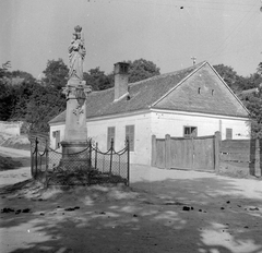 Magyarország, Vasvár, Mária szobor a Bartók Béla utca és a Vasvári Pál utca kereszteződésében., 1952, Építész, vallás, szobor, Szűz Mária-ábrázolás, Fortepan #23521