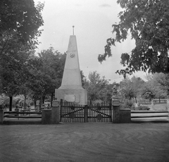 Magyarország, Mór, Szovjet emlékmű, jobbra a háttérben Nepomuki Szent János szobra., 1953, Építész, szobor, emlékmű, vörös csillag, Nepomuki Szent János-ábrázolás, Fortepan #23540