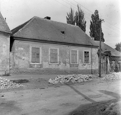 Magyarország, Mór, Bajcsy-Zsilinszky - Széchenyi utca találkozása., 1953, Építész, utcakép, lakóház, villanypózna, zsalugáter, építőanyag, Fortepan #23554