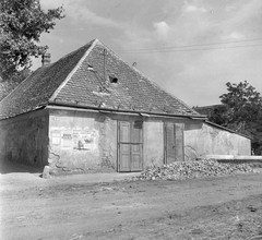 Magyarország, Mór, Dózsa György utca 5., 1953, Építész, plakát, képarány: négyzetes, földút, sarokház, építőanyag, Fortepan #23562