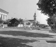 Magyarország, Székesfehérvár, Széchenyi utca a Vörösmarty tér felől, belvárosi református templom., 1954, Építész, templom, utcakép, kockakő, Fortepan #23585