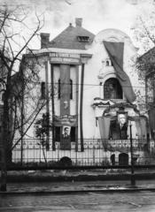 Hungary, Budapest VI., Városligeti fasor (Vilma királyné út) 47., a Magyarországi Húsipari Munkások Szabad Szakszervezetének központja., 1949, Pawlowszky Tamás, Best of, hammer and sickle, Mátyás Rákosi-portrayal, slogan, decoration, personality cult, Budapest, Fortepan #235999