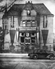 Hungary, Budapest VI., Andrássy út 124., a Magyar Nők Szövetségének székháza., 1949, Pawlowszky Tamás, Best of, hammer and sickle, Mátyás Rákosi-portrayal, slogan, decoration, Budapest, Fortepan #236000