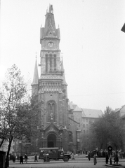 Magyarország, Budapest IX., Bakáts tér, az Assisi Szent Ferenc-templom a Bakáts utcából nézve., 1956, Juricza Tibor, templom, forradalom, teherautó, Ybl Miklós-terv, Budapest, Fortepan #23622