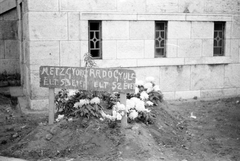 Magyarország, Budapest IX., Boráros tér, a Közraktár utca felől a Petőfi hídra vezető lépcsőnél az 1956-os forradalom alatt elesettek ideiglenes sírjai., 1956, Juricza Tibor, forradalom, virág, sírhalom, Budapest, Fortepan #23624