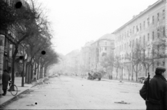 Magyarország, Budapest VIII.,Budapest IX., Ferenc körút, jobbra az Üllői út sarkán a Kilián laktanya., 1956, Juricza Tibor, forradalom, járműroncs, rom, gépfegyver, harcjármű, Budapest, Fortepan #23625