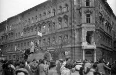 Magyarország, Budapest VIII., József körút, jobbra a József utca torkolata., 1956, Juricza Tibor, háborús kár, zászló, szovjet gyártmány, forradalom, harckocsi, katonaság, T-34 tank, Budapest, Fortepan #23629