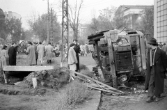 Magyarország, Budapest VIII., Kálvin tér a Magyar Nemzeti Múzeum felé nézve., 1956, Juricza Tibor, forradalom, magyar gyártmány, teherautó, Csepel-márka, járműroncs, Budapest, Fortepan #23634