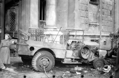 Magyarország, Budapest VIII., Bródy Sándor utca 4., Dessewffy-palota., 1956, Juricza Tibor, forradalom, magyar gyártmány, Csepel-márka, járműroncs, dzsip, Csepel 130, Budapest, Fortepan #23637