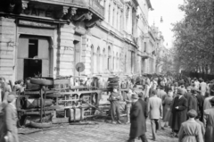 Magyarország, Budapest VIII., Múzeum körút - Bródy Sándor utca sarok, teherautó roncsa a Múzeum kávéház előtt, jobbra a Múzeumkert., 1956, Juricza Tibor, forradalom, járműroncs, Budapest, Fortepan #23639