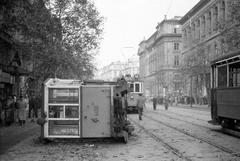 Magyarország, Budapest VIII.,Budapest V., Múzeum körút a Rákóczi út felé nézve., 1956, Juricza Tibor, forradalom, villamos, járműroncs, Budapest, viszonylatszám, Fortepan #23641