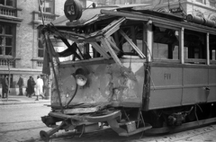 Magyarország, Budapest VIII.,Budapest V., Múzeum körút, az egyetem épületénél., 1956, Juricza Tibor, forradalom, villamos, járműroncs, Budapest, FVV-szervezet, viszonylatszám, Fortepan #23642