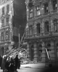 Magyarország, Budapest VI., Teréz Körút 2. (Lenin körút 60.), balra a Király (Majakovszkij) utca sarka., 1956, Juricza Tibor, forradalom, rom, Budapest, épületkár, Fortepan #23650