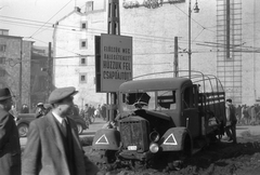 Magyarország, Budapest V., Kálvin tér, tűzfal a Múzeum körút és a Magyar utca között a Kecskeméti utca torkolatánál., 1956, Juricza Tibor, forradalom, járműroncs, jelmondat, rendszám, Budapest, Fortepan #23665