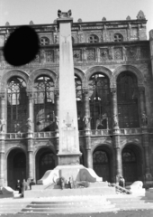 Magyarország, Budapest V., Vigadó (Molotov) tér, szovjet repülős emlékmű, háttérben a Vigadó épülete., 1956, Juricza Tibor, forradalom, emlékmű, Feszl Frigyes-terv, épületkár, jelképrombolás, szovjet emlékmű, Budapest, rendezvényközpont, Fortepan #23668