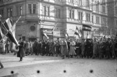 Magyarország, Budapest VII., Erzsébet (Lenin) körút - Király (Majakovszkij) utca sarok., 1956, Juricza Tibor, zászló, cégtábla, tömeg, forradalom, tüntetés, Budapest, Fortepan #23686