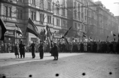 Magyarország, Budapest VII., Erzsébet (Lenin) körút a Király (Majakovszkíj) utca felől nézve., 1956, Juricza Tibor, zászló, tömeg, forradalom, eszpresszó, tüntetés, Budapest, Fortepan #23687