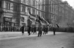 Magyarország, Budapest VII., Erzsébet (Lenin) körút a Király (Majakovszkíj) utca felől nézve., 1956, Juricza Tibor, zászló, cégtábla, tömeg, forradalom, eszpresszó, tüntetés, Budapest, töltőtolljavító, Fortepan #23688