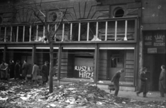 Magyarország, Budapest VI., Teréz (Lenin) körút - Dohnányi Ernő (Szófia) utca sarkán álló épület., 1956, Juricza Tibor, felirat, forradalom, könyvégetés, Budapest, tánciskola, Fortepan #23689