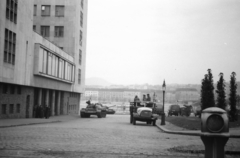 Magyarország, Budapest V., Jászai Mari tér, az ÁVH egykori, ekkor már a BM-hez tartozó épülete, a mai Képviselői Irodaház ("Fehér Ház")., 1956, Juricza Tibor, szovjet gyártmány, forradalom, magyar gyártmány, harckocsi, teherautó, katonaság, Csepel-márka, T-54 tank, Budapest, Fortepan #23701