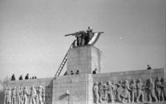 Magyarország, Budapest XIV., Ötvenhatosok tere (Sztálin tér), a Sztálin szobor maradványa., 1956, Juricza Tibor, zászló, forradalom, szobor, jelképrombolás, Sztálin ábrázolás, Budapest, Fortepan #23703